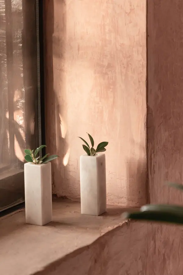 Vaso cubo decorativo en mármol blanco pequeño