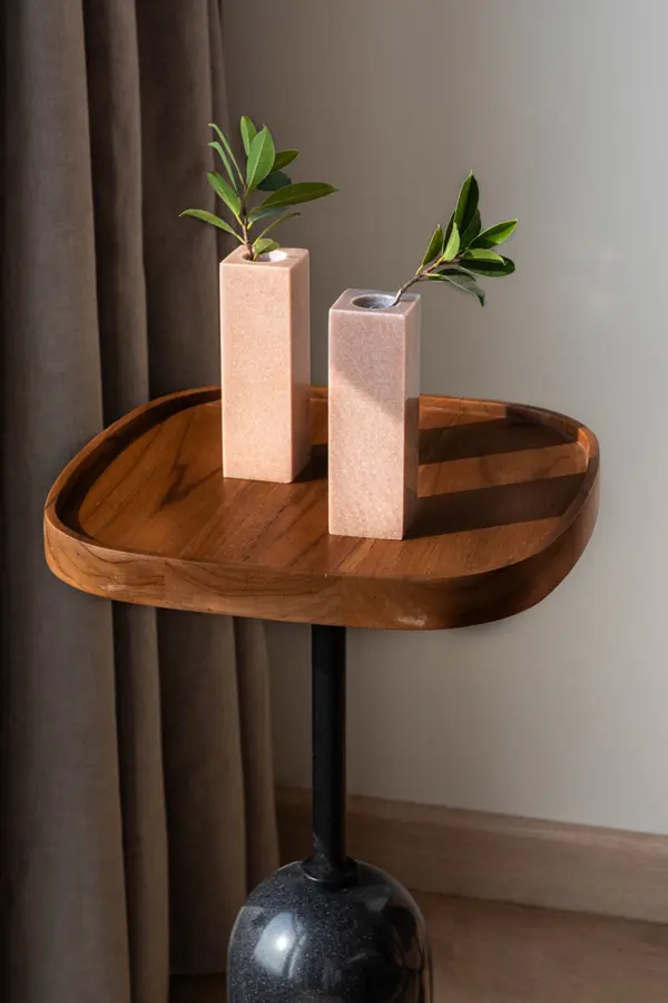 Vaso cubo decorativo de mármol rosa veteado